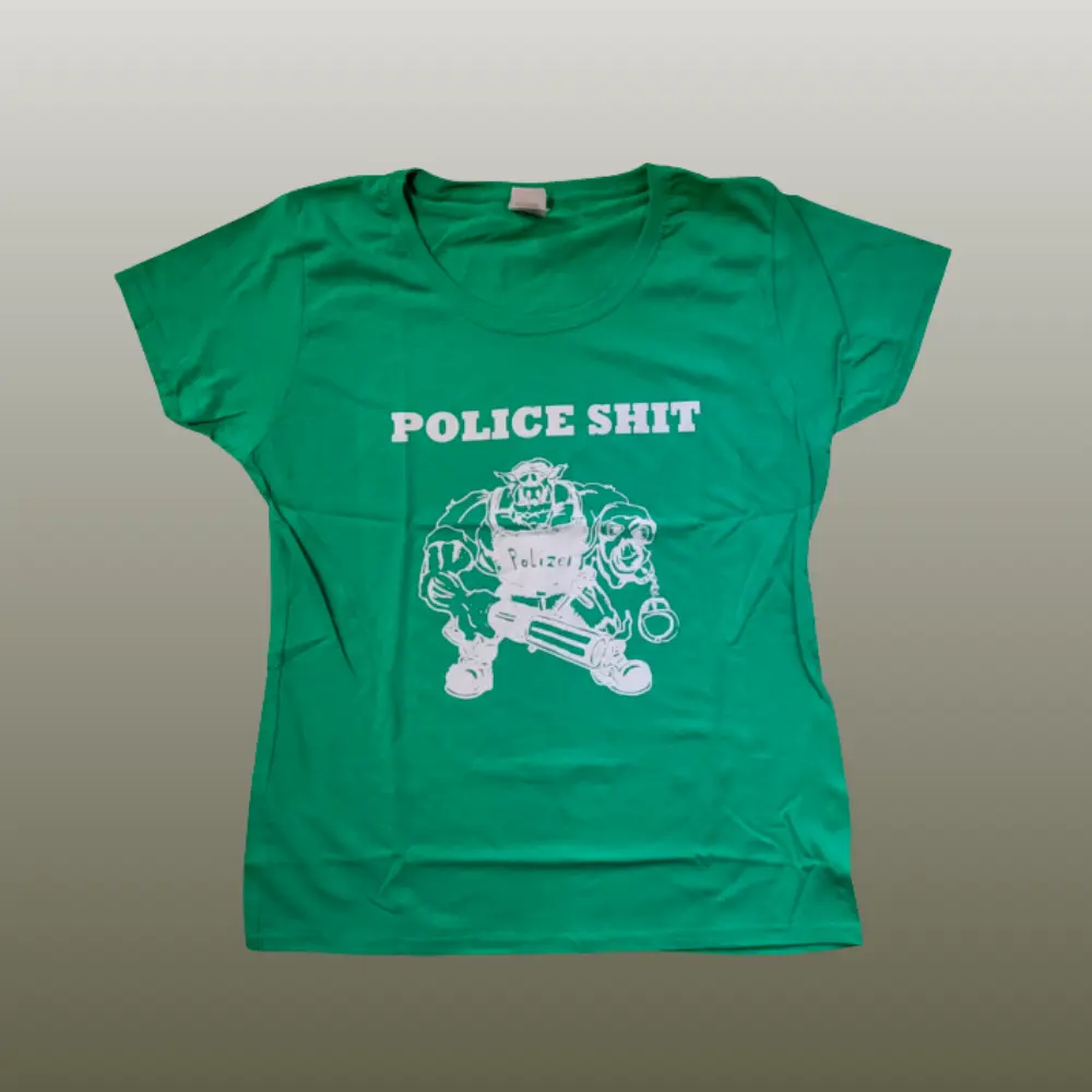 Grünes Girlieshirt mit Police-Shit-Schweinemotiv.