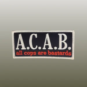 Patch mit der weißen und roten Stickschrift auf schwarzem Grund und mit weißem Kettelrand: A.C.A.B. all cops are bastards.