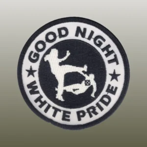 Das Bild zeigt einen runden Patch mit einem Streetfight in Action und dem Spruch Good Night White Pride.