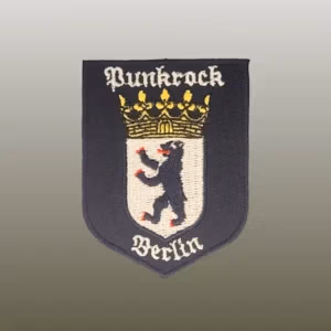 Patch mit dem Berliner Wappenbären und Stick Punkrock Berlin. Schwarzer Grund, weiße Schrift.