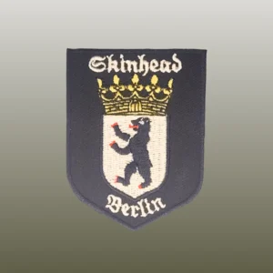 Patch mit dem Berliner Wappenbären und Stick Skinhead Berlin. Schwarzer Grund, weiße Schrift.