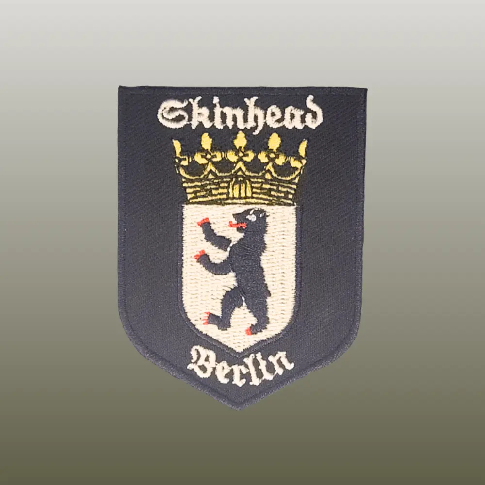 Patch mit dem Berliner Wappenbären und Stick Skinhead Berlin. Schwarzer Grund, weiße Schrift.