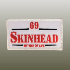 Ein Patch mit der gestickten roten Inschrift 69 Skinhead May Way of Life auf weißem Untergrund.
