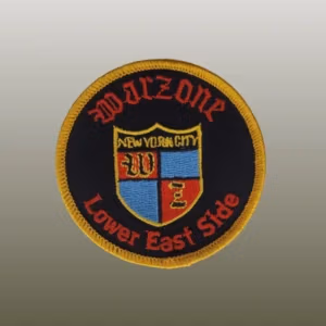 Das Patch steht für die ehemalige Band Warzone aus Manhattan und zeigt ein rot-blaues Wappen für New York City auf schwarzem Grund mit rotem Sticktext: Warzone Lower East Side.