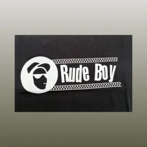 Schwarzes Shirt mit weißem Aufdruck "Rude Boy" - Druckdetail