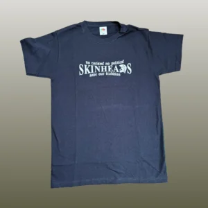 Schwarzes Shirt mit dem Aufdruck: No racism! No politics! Skinheads. Save our tradition