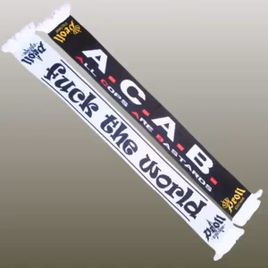 Schal mit unterschiedlichen Motiven, einmal ACAB mit weißen Buchstaben auf schwarzem Grund und auf der anderen Seite Fuck The World mit schwarzen Buchstaben auf weißem Grund.
