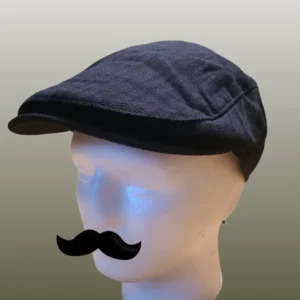 Eine stylische Schiebermütze, zur Anschauung von einer Puppe getragen.