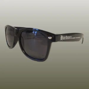 Sonnenbrille mit schwarzem Rahmen und dem Aufdruck Hardcore is more than music auf beiden Bügeln.