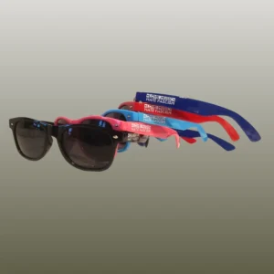 Sonnenbrille mit dem Aufdruck Love Music Hate Fascism auf beiden Bügeln