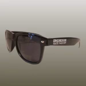 sonnenbrille-love-music-schwarz Sonnenbrille mit schwarzem Rahmen und dem Aufdruck Love Music Hate Fascism auf beiden Bügeln.