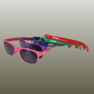 Sonnenbrillen in unterschiedlichen Farben mit dem Aufdruck Proll Working Class auf beiden Bügeln.