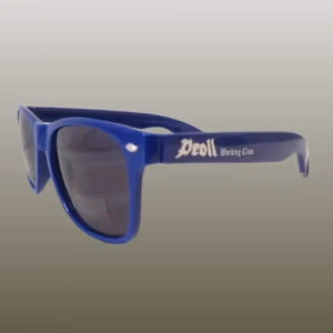 Sonnenbrille mit dunkelblauem Rahmen, integriertem Flaschenöffner und Aufdruck Proll Working Class auf beiden Bügeln.