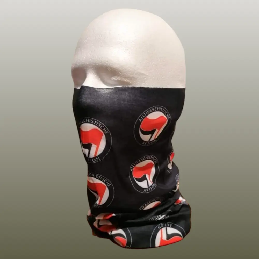 Schlauchschal mit dem bekannten Antifa-Logo mit schwarzer und roter Flagge.