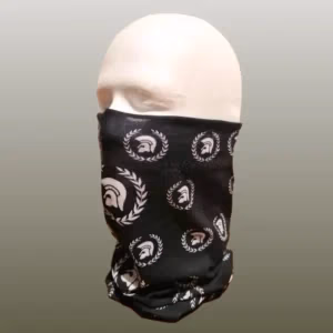 Ein enger Schlauchschal in schwarz mit einem weißen Sharp-Trojan-Muster.