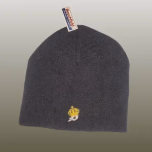 Schwarze Wintermütze mit gesticktem Proll-P und Krone ohne Umschlag.