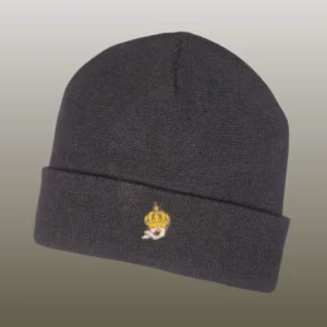 Wintermütze mit Umschlag und gesticktem Proll-P mit Krone