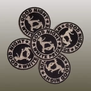 Gestickte Patches mit dem klaren Statement Good NIght White Pride im 5er-Pack.