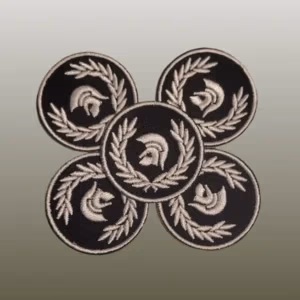 5 Patches mit gesticktem Trojanerkopf und Ehrenkranz.