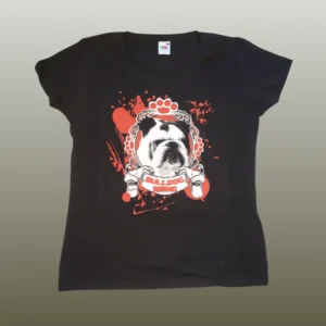 Schwarzes Girlieshirt mit einem realisitischen Bulldoggenmotiv, roter Umrandung und Rotem Schriftzug Bulldog Rising sowie dezentem Proll-Logo.