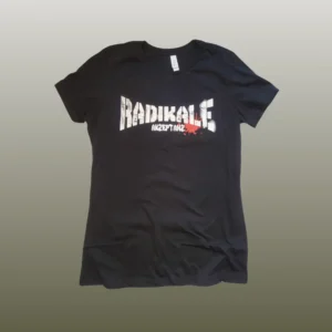 Schwarzes Girlieshirt mit einem weißen Schriftzug Radikale Akzeptanz.