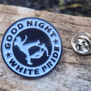 Ein Pin mit der Ansage Good Night White Pride