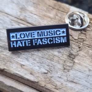 Ein Pin mit der Aufschrift Love Music, hate fascism.