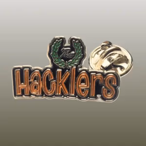 Pin mit dem Logo der Band The Hacklers als Detailansicht