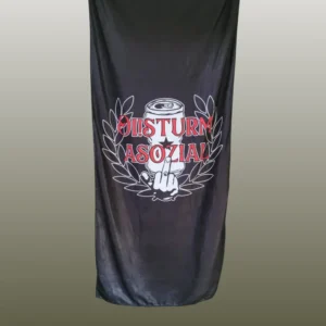 EIn schwarzes Badetuch mit den Maßen 80x160 cm und dem Logo der Band Oi!Stum Asozial.