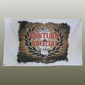 Die Fahne mit den Maßen 90 x 150 cm hat eine Öse an jeder Ecke. Die Grundfläche ist weiß, darauf ist ein Mauermotiv zu sehen, darauf das Logo der Band Oi!Sturm Asozial.