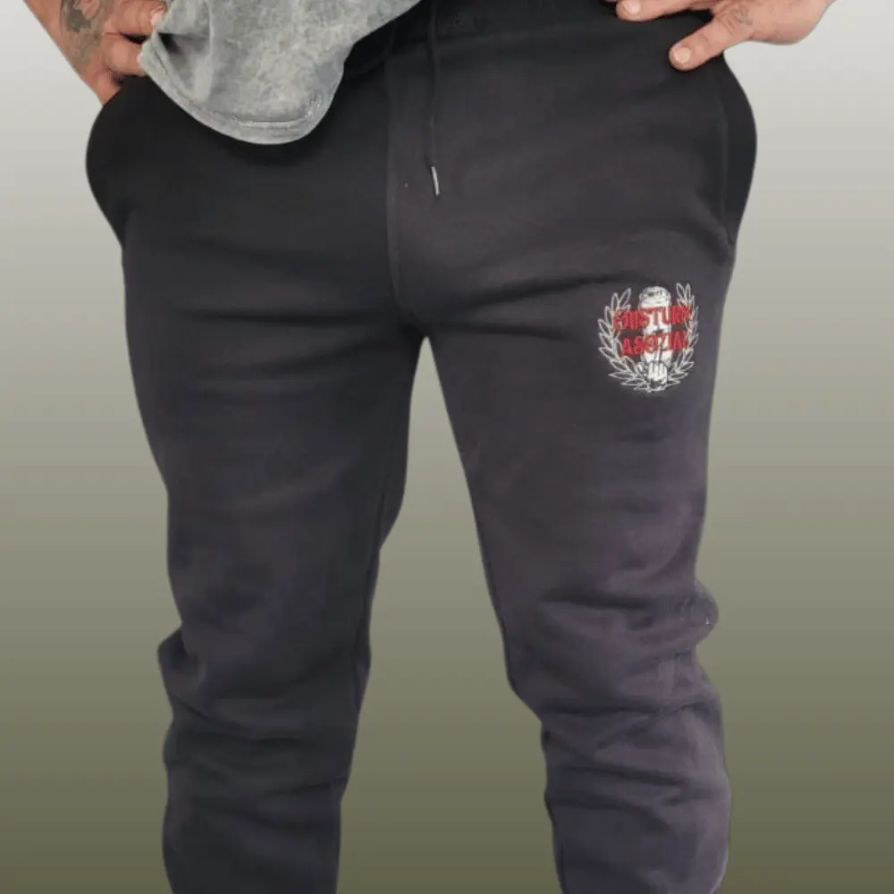 Schwarze Jogginghose mit Logo-Stick der Band Oi!Sturm Asozial auf dem linken Oberschenkel.