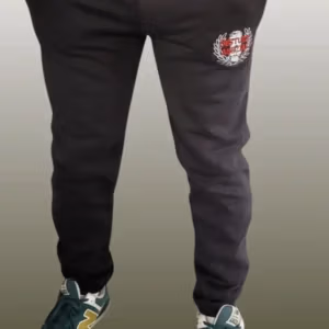 Schwarze Jogginghose mit Logo-Stick der Band Oi!Sturm Asozial auf dem linken Oberschenkel.