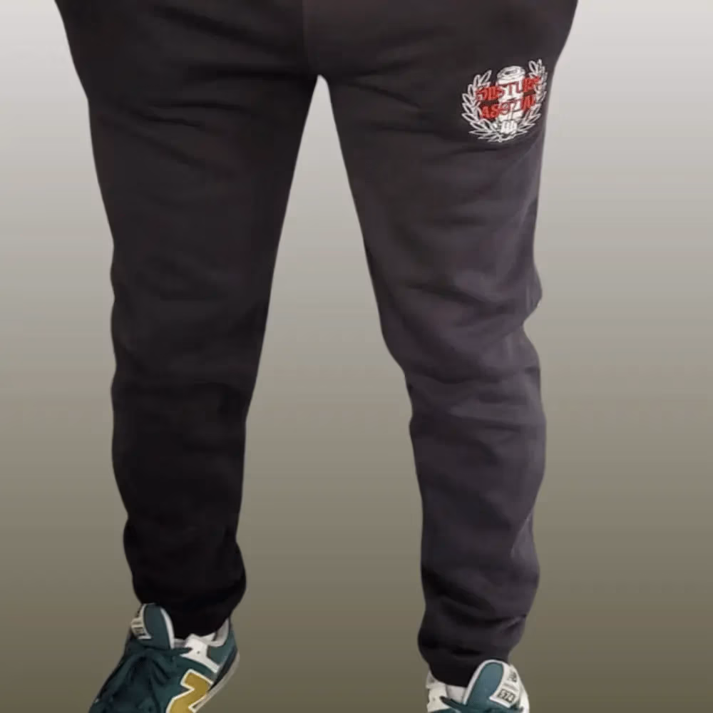 Schwarze Jogginghose mit Logo-Stick der Band Oi!Sturm Asozial auf dem linken Oberschenkel.
