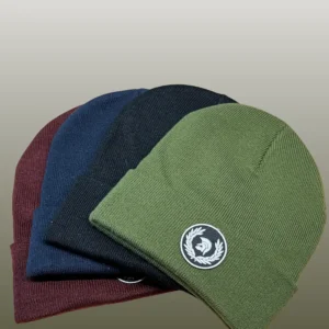 Wintermütze mit Umschlag und Trojan-Logo in den Farben Dunkelrot, Dunkelbalu, Schwarz und Olivgrün.