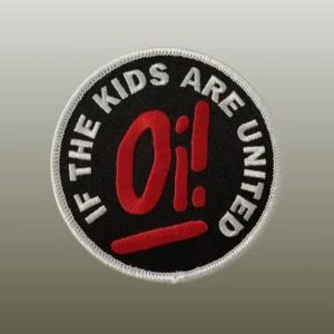Runder Bügelpatch mit 8 cm Durchmesser mit roter Schrit Oi! und weißem Stick If the kids are united.