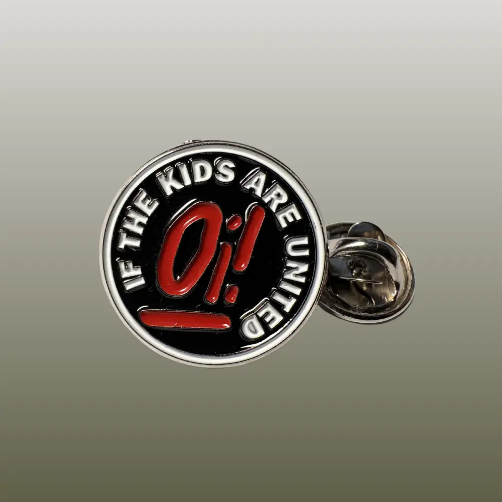 Pin mit ca. 2 cm Durchmesser und der Aufschrift Oi! If the Kids are united in Rot und Weiß auf schwarzem Untergrund.