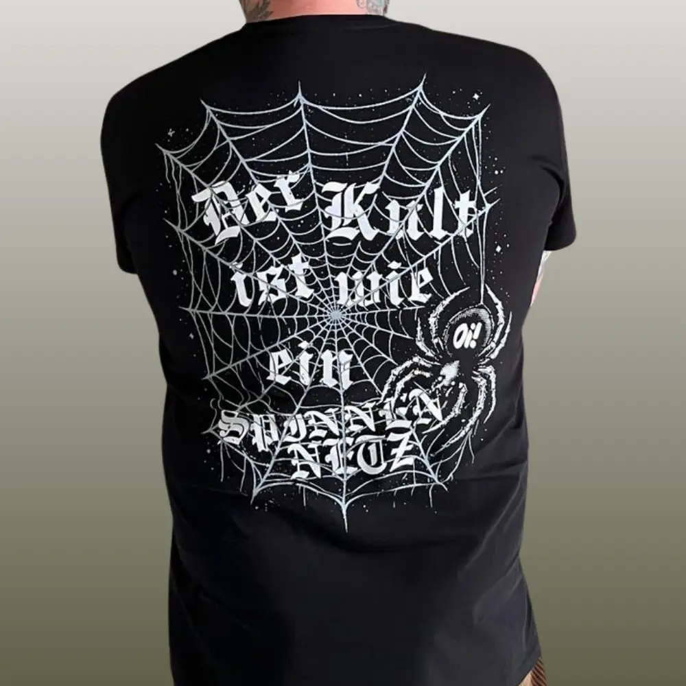 Rückseite des schwarzen Oisturm-Asozial-Shirts mit großem Spinnennetz und Schritzug "Der Kult ist wie ein Spinnennetz" in Weiß.