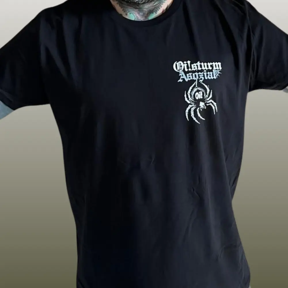 Schwarzes Oisturm-Asozial-Shirt mit kleiner Spinne und Schritzug in Weiß auf der Brust.