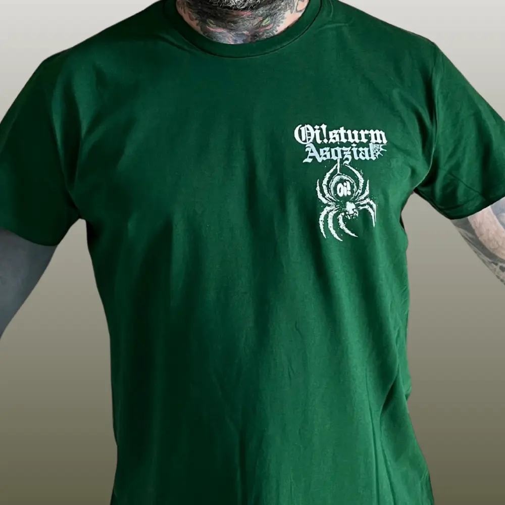 Grünes Oisturm-Asozial-Shirt mit kleiner Spinne und Schritzug in Weiß auf der Brust.