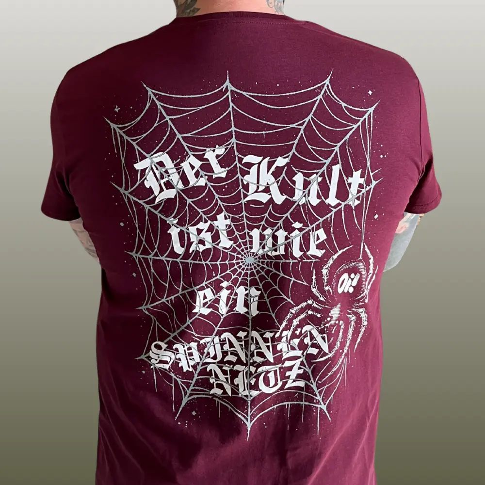 Rückseite des roten Oisturm-Asozial-Shirts mit großem Spinnennetz und Schritzug "Der Kult ist wie ein Spinnennetz" in Weiß.